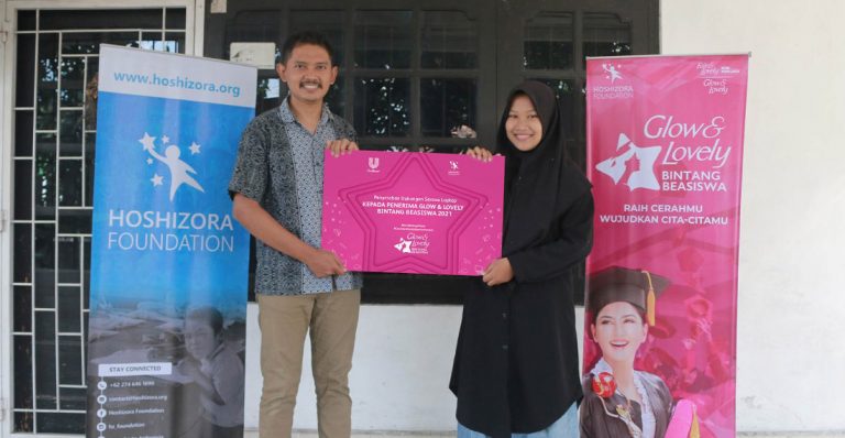 60 Perempuan Muda Indonesia Terima Glow & Lovely Bintang 60 Perempuan Muda Indonesia Terima Glow & Lovely Bintang