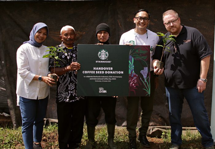 Starbucks Donasikan 48 Ribu Bibit Pohon Kopi Kepada Petani Kopi Ciwidey