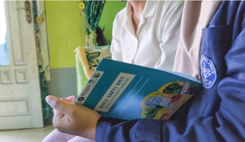 Tim KKN-T IPB Mendukung Upaya Pencegahan Stunting Desa Ngabab dengan Pengadaan Buku Sakti PMT (Pemberian Makanan Tambahan)