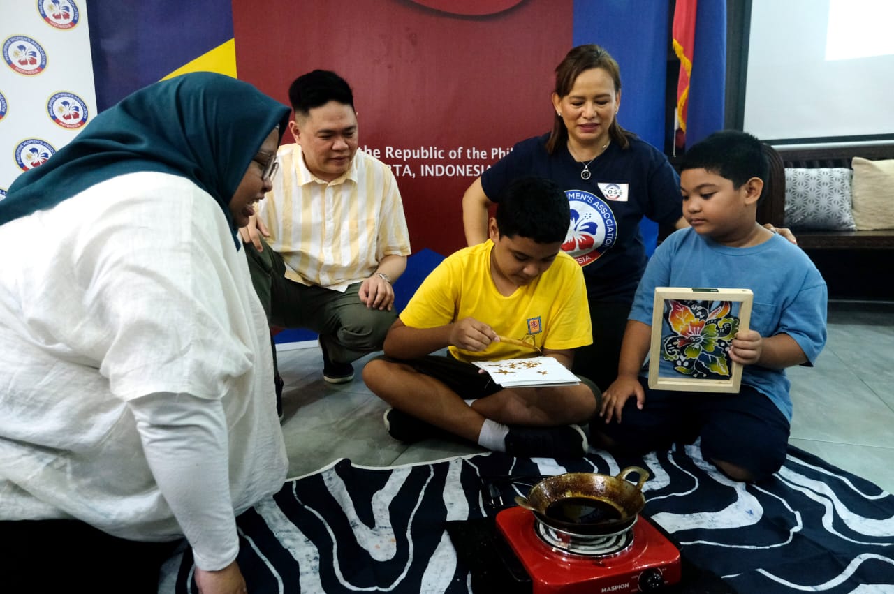 Asosiasi Wanita Filipina-Indonesia (PWA) Lokakarya Pembuatan Batik Eksklusif untuk Memperingati 75 Tahun Hubungan Indonesia-Filipina, Merayakan Semarak Budaya Indonesia