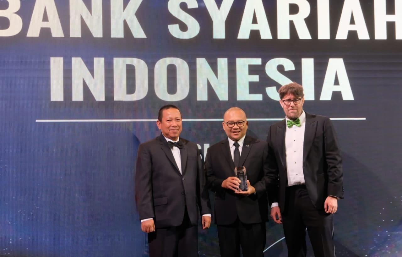 Terima Piala Best Digital Bank 2024