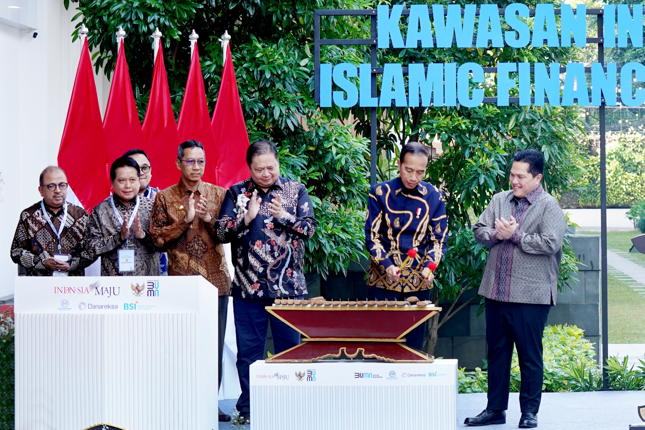 Dirut BSI Dampingi Presiden RI Pukul Gambang Resmikan Kawasan IIFC