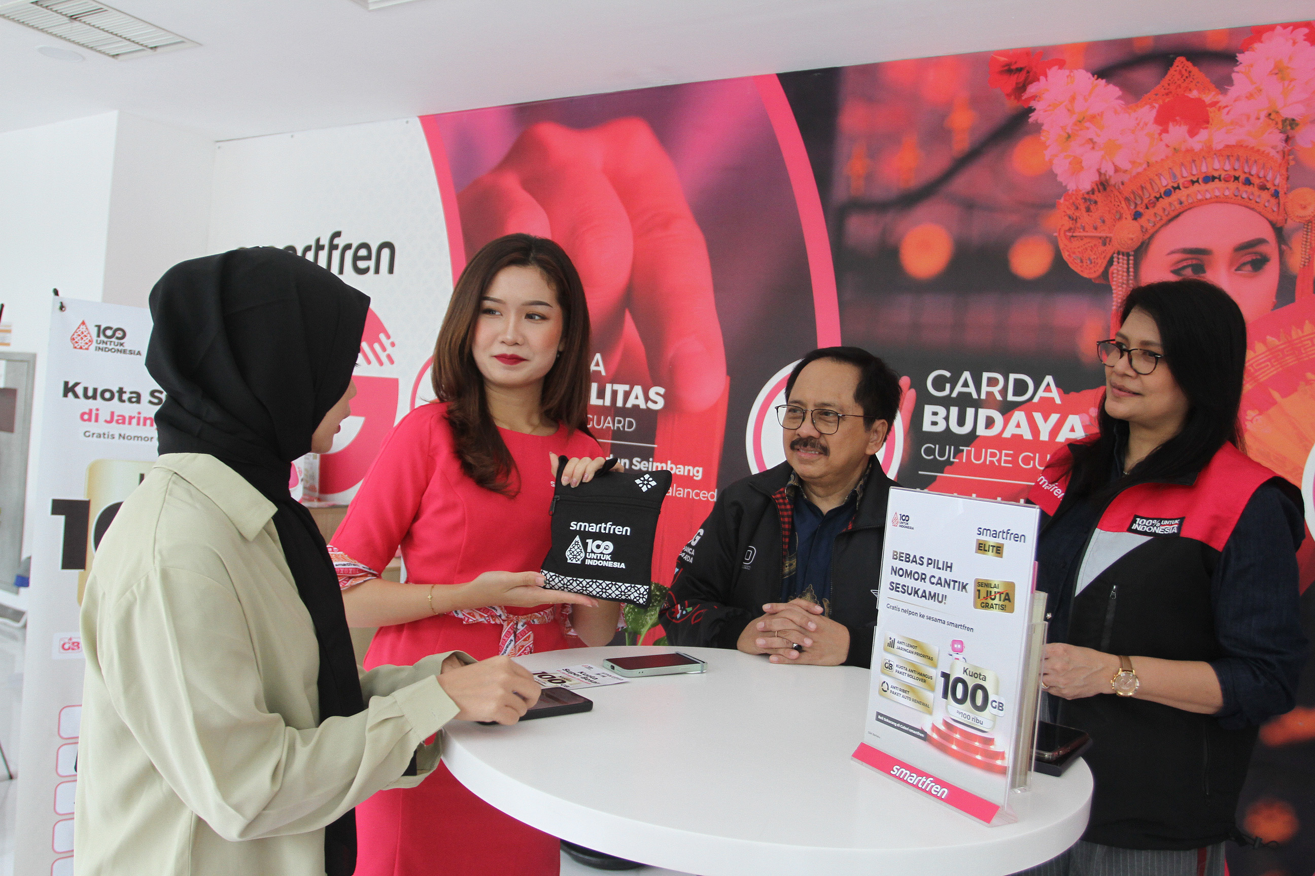 Hari Pelanggan Nasional, Direksi Smartfren Beri Kejutan pada Pelanggan di Galeri