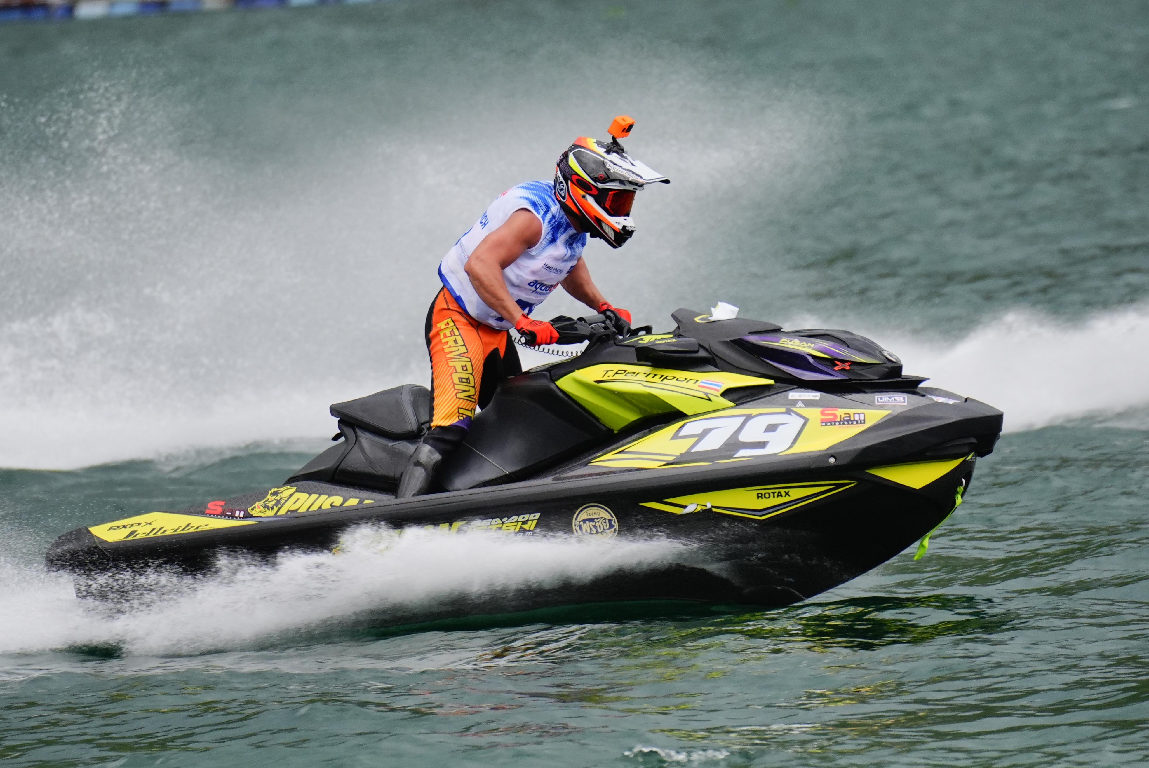 Hari Pertama Aquabike Jetski World Championship 2024 di Danau  Toba Berjalan Sukses