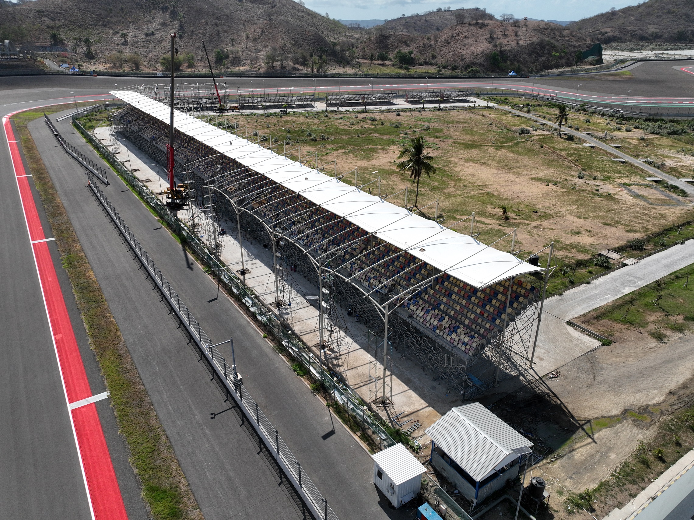 Pembangunan Kanopi Grandstand di Pertamina Mandalika International Circuit Capai 50,54%