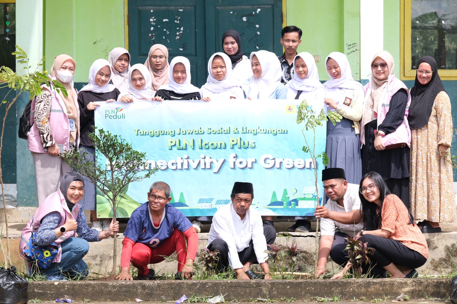 Program Iconnectivity For Green, PLN Icon Plus Lakukan Penanaman Pohon di SMK An Nur Maruyung Bandung