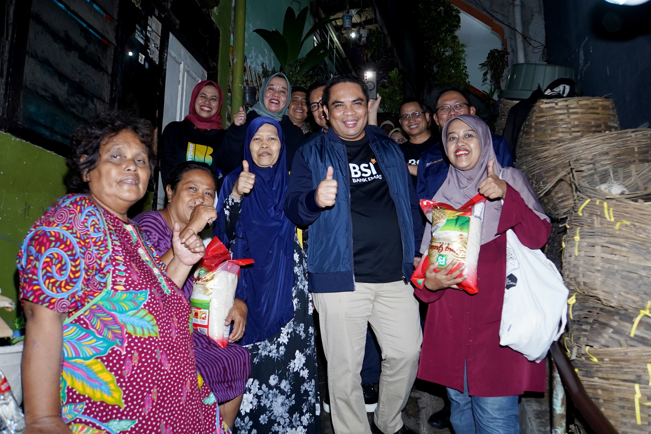 BSI Bantu Makanan & Alat Kebersihan Untuk Korban Banjir Jabodetabek