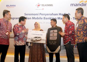 Penyerahan Hadiah Mandiri-Telkomsel
