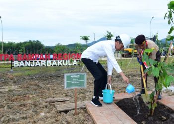 Jokowi Tanam Pohon di Lokasi TPA Sampah Banjarbakula