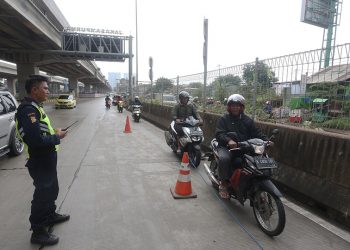 Pemotor Lewat Tol Becakayu Akibat Banjir