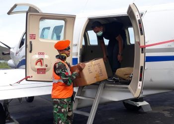 Cegah Corona, Bupati Paniai Pinjamkan Pesawat untuk Angkut Alkes