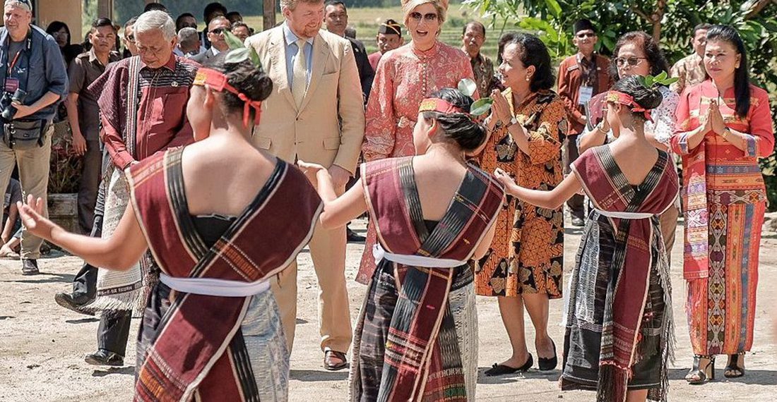 Raja & Ratu Belanda Disambut Tari Tor-Tor