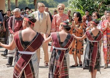 Raja & Ratu Belanda Disambut Tari Tor-Tor