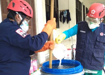 PMI Meracik Disinfektan