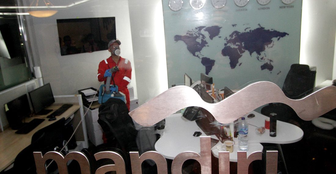 Semprotkan Disinfektan Anti Corona