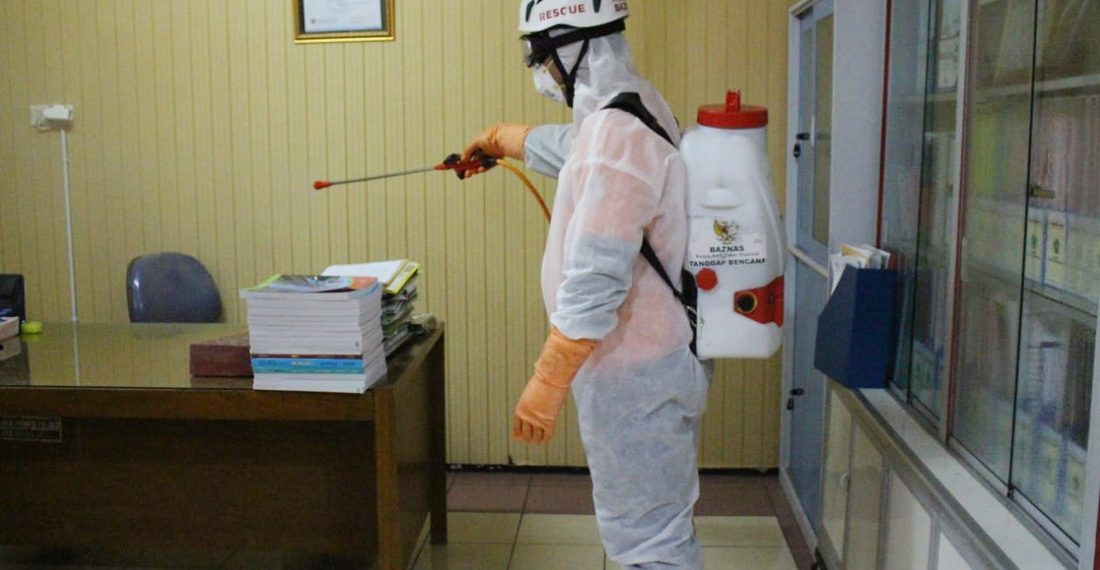 Cegah Covid-19, BAZNAS Semprotkan Disinfektan di 3 Sekolah
