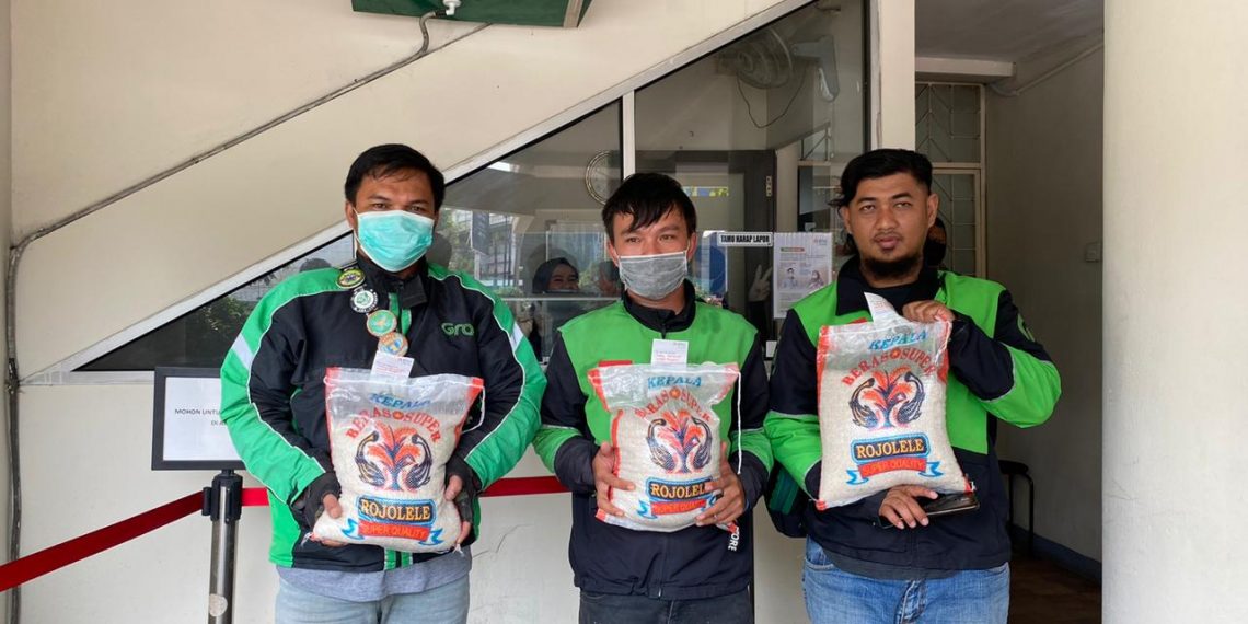 Ringankan Beban Masyarakat, BNI Syariah Salurkan Bantuan 5,7 Ton Beras ke Ojek Online dan Pedagang