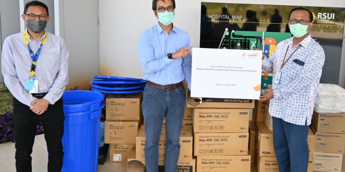Mandiri Sekuritas Salurkan APD kepada Tenaga Medis di RS PGI Cikini Jakarta dan RSUI Depok