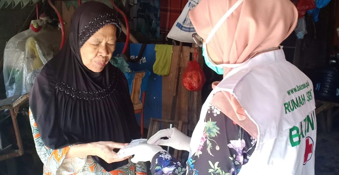 BAZNAS Semprot Disinfektan & Gelar Pengobatan Gratis di Bekasi dan Jaktim
