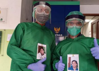 Dokter dan Perawat Klinik Ini Pasang Foto Senyum di APD