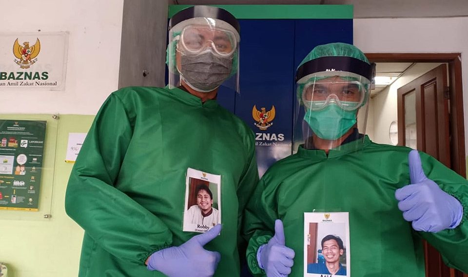 Dokter dan Perawat Klinik Ini Pasang Foto Senyum di APD