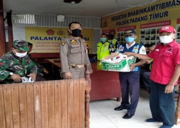 Pdip Sumbar Berikan 500 Makanan Berbuka Puasa ke Petugas Posko Ketupat 2020