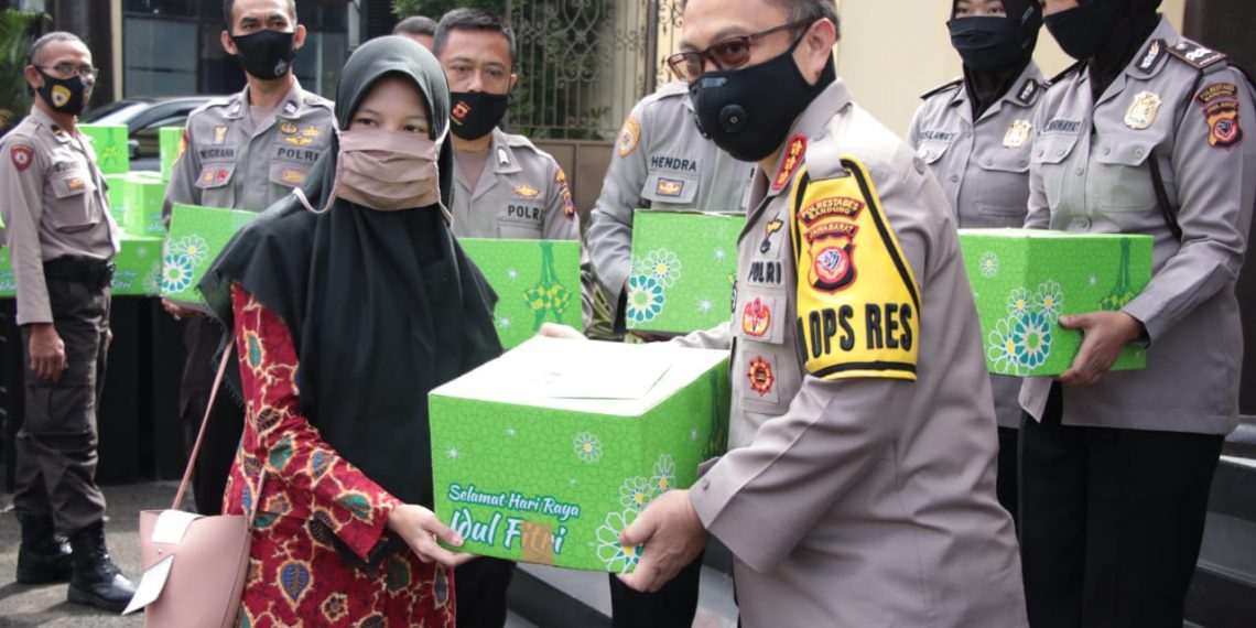 Polrestabes Bandung Salurkan Bantuan Sembako Tahap IV Kepada Masyarakat