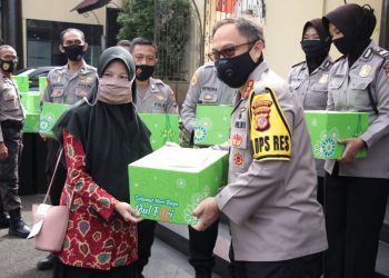 Polrestabes Bandung Salurkan Bantuan Sembako Tahap IV Kepada Masyarakat
