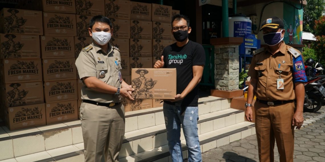 TaniHub Group Salurkan Ribuan Paket Donasi Sembako Kepada Masyarakat
