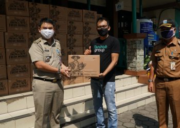 TaniHub Group Salurkan Ribuan Paket Donasi Sembako Kepada Masyarakat