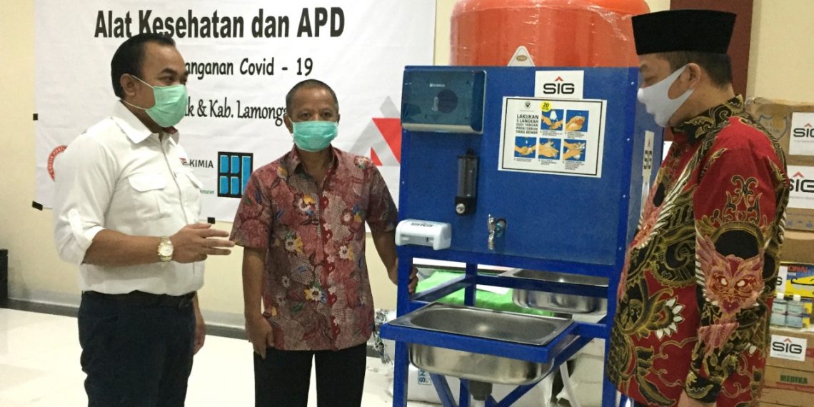 SIG Serahkan Bantuan Alkes dan APD Senilai Rp750 Juta di Gresik dan Lamongan