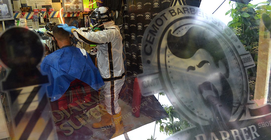 Tukang Pangkas Rambut Pakai APD