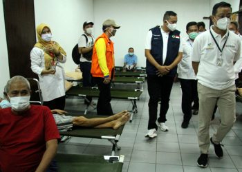 Mensos Saksikan Penyaluran Bansos Tunai Dan Tinjau Fasilitas Penampung Lansia Terdampak Covid