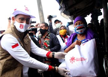 Pembagian Bansos Warga PSBB TPST Bantar Gebang