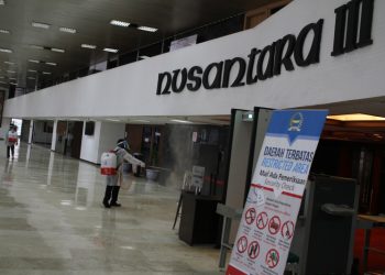Penyemprotan Disinfektan Komplek Parlemen Senayan
