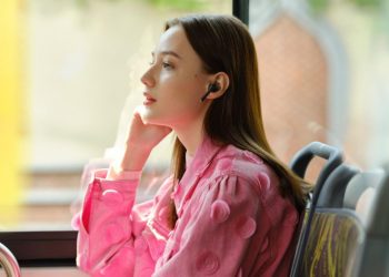 Berkomunikasi Tanpa Gangguan dengan Teknologi Canggih Active Noise Cancellation dari FreeBuds3i