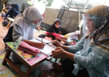 Belajar di Teras Rumah