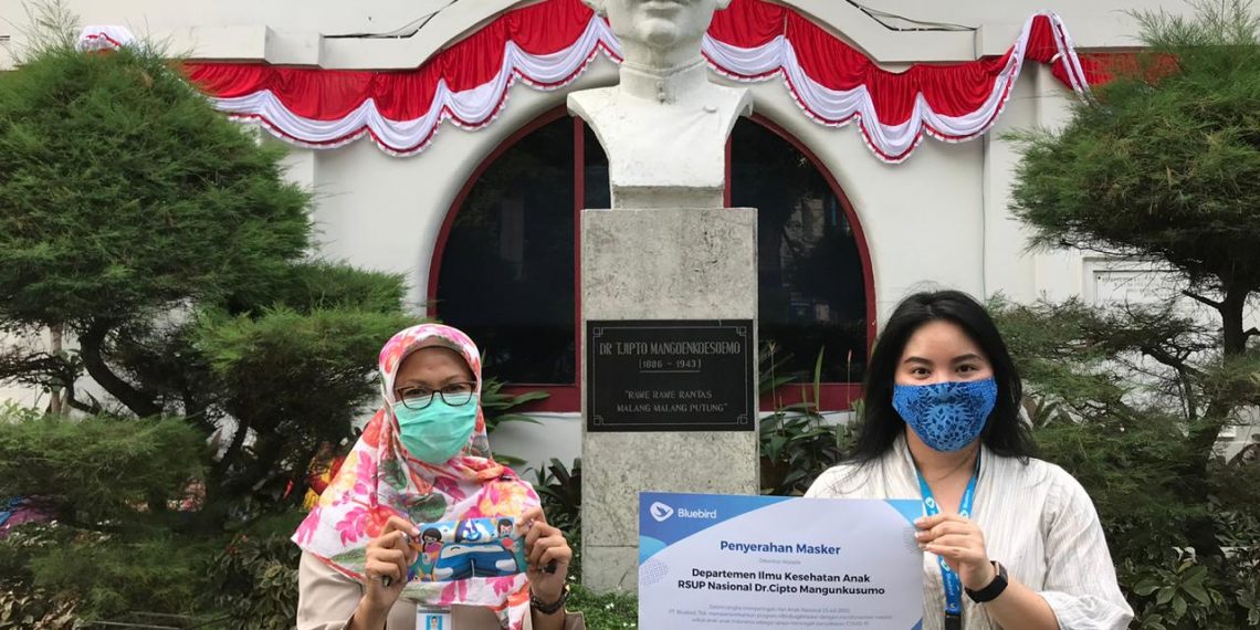 Melalui Program #BirdbagiMasker, Bluebird Bagikan Ribuan Masker kepada Anak Anak Indonesia