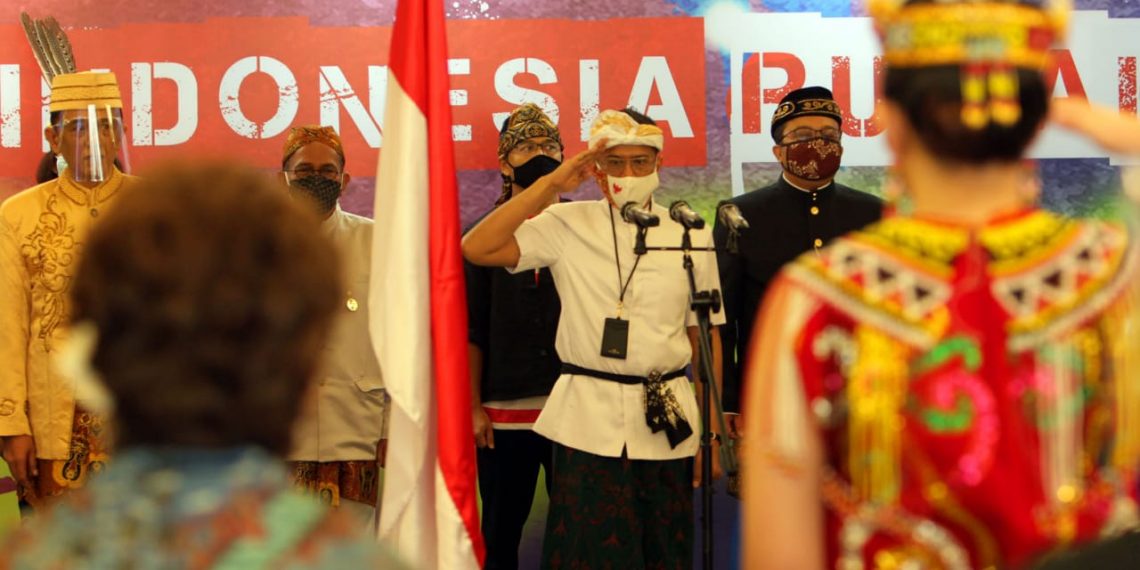 Gunakan Busana Daerah