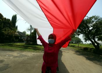 Warga Bentangkan Bendera Sepanjang 200 Meter