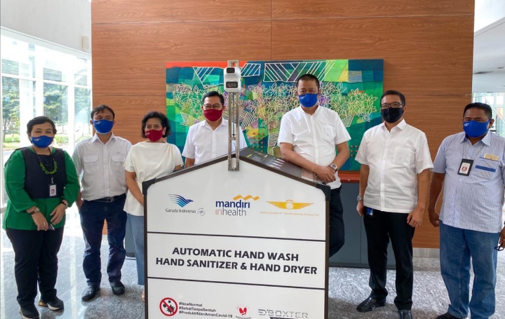 Mandiri Inhealth serahkan Alat Perlengkapan Sanitizer Untuk Garuda Indonesia