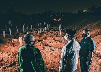 Gubernur Anies Periksa TPU Pondok Ranggon dan Kasih Semangat Petugas Pemakaman