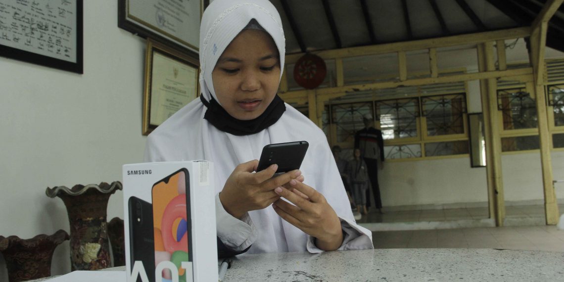 Samsung Bagikan Galaxy A01 Core Kepada Ratusan Siswa di Bangka Belitung