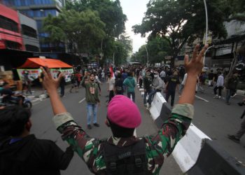 TNI Bubarkan Massa di Wahid Hasyim