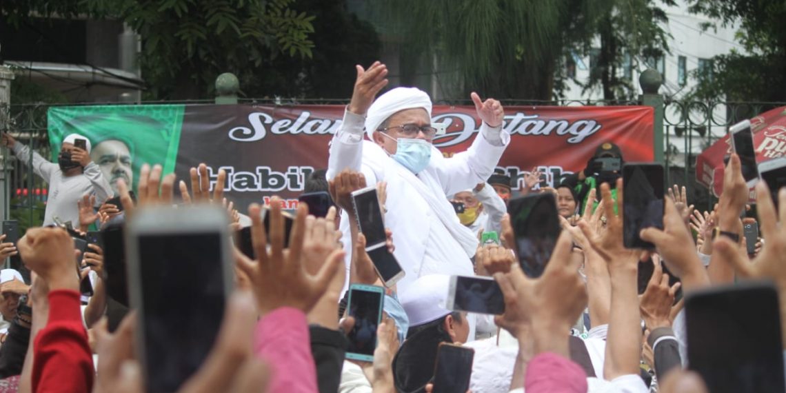 Habib Rizieq Shihab Sapa Pendukung