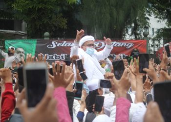 Habib Rizieq Shihab Sapa Pendukung