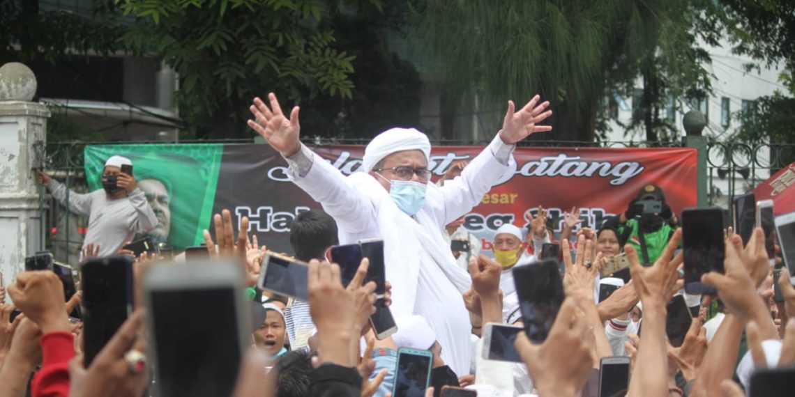 Habib Rizieq Shihab Sapa Pendukung