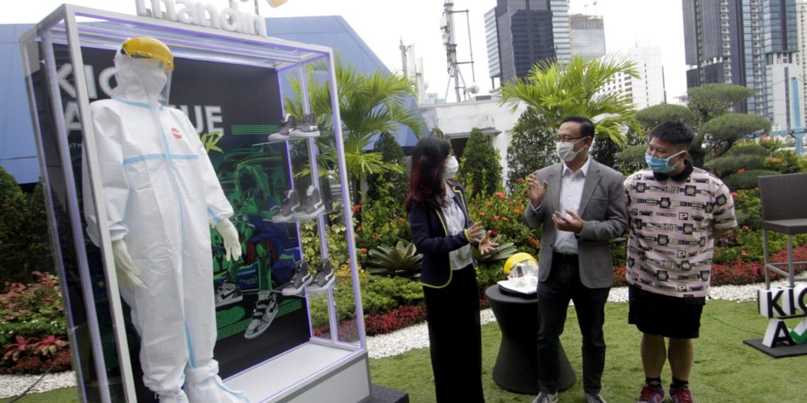 Bantuan APD dan Sneakers Buatan Lokal