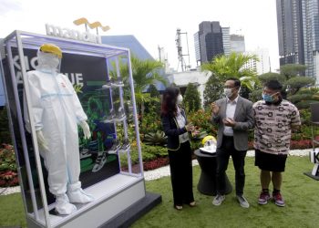 Bantuan APD dan Sneakers Buatan Lokal