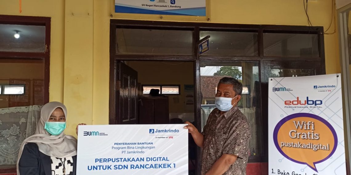 Jamkrindo Serahkan Bantuan Bina Lingkungan Berupa Perpustakaan Digital